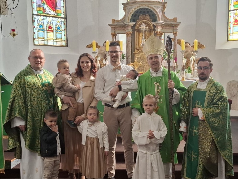 Biskup Radoš krstio malenog Pavla, peto dijete obitelji Vlah iz Župe Nedelišće  